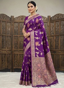 Sari de Seda Banarasi de Lujo con Diseño Floral Tejido con Hilo Dorado, Sari Tradicional Indio para Bodas con Pallu y Blusa Elegantes - Product Image 4