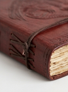 Cuaderno de Cuero con Tapa Dura y Cierre de Hilo, Hecho a Mano en India, con Grabado de Dragón Volador, Estilo Vintage - Regalo Promocional - Product Image 2