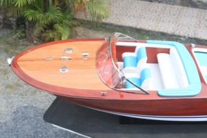 Modèle de bateau rapide italien en bois RIVA AQUARAMA X à l'échelle 1:5 - Artisanat peint durable de forme irrégulière pour la décoration - Product Image 3