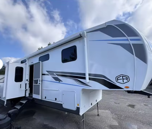 Autocaravana Usada por 3 Meses, Modelo 2023 2024 2025, Forest River Fifth Wheel Wildcat 34CRIB, Remolque de Viaje RV - Product Image 2