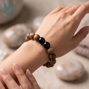 สร้อยข้อมือไม้กฤษณาแท้ ทำด้วยมือในเวียดนาม AL-SB-0004-12 ประดับด้วยลูกปัดไม้กฤษณาธรรมชาติ 13 เม็ด และลูกปัดปะการัง 4 เม็ด ขนาด 12 มม. - Product Image 4