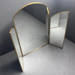 Espejo decorativo de mesa con diseño plegable, forma única y acabado en latón. - Product Image 1