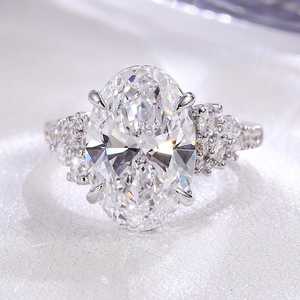 Anillo de Moissanita Brillante de 5CT con Corte Ovalado y Halo de Diamantes, Plata de Ley 925 Original, Regalo Perfecto para Aniversario o Fiesta para Ella - Product Image 1