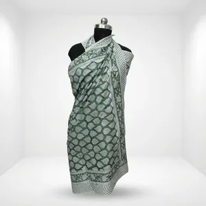Tela de Algodón Estampada a Mano en Verde y Blanco con Borde de Motivo de Hojas para Confección de Saris, Manualidades y Proyectos de Decoración del Hogar - Product Image 4