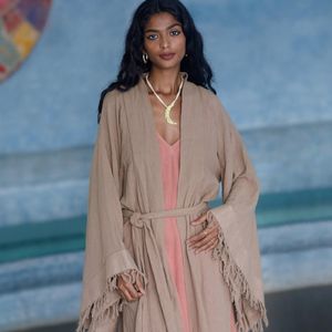 Robe kimono maxi en satin de coton bio beige pour femme, style bohème, cardigan, manteau enveloppant, tenue de festival et de cérémonie, légère - Product Image 1