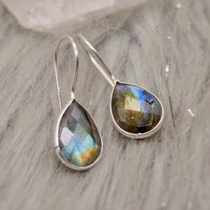 Boucles d'oreilles pendantes en labradorite, argent sterling 925 plaqué or, forme poire, bijoux tendance pour femmes, pour les occasions de mariage et de fête - Product Image 2