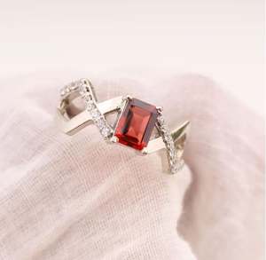 Bague de fiançailles de luxe en argent sterling plaqué or avec grenat taille émeraude pour femme, idéale pour les fêtes et les cadeaux d'anniversaire - Product Image 4