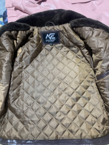 Chaqueta de Cuero PU Marrón para Hombre con Cuello de Piel, Cierre de Cremallera, Estilo Motero, Resistente al Viento, Gruesa, Corte Regular - Product Image 3