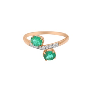 Bague de fiançailles en or jaune massif 18 carats avec émeraude ovale naturelle et diamant, style croisé à deux pierres, Memoria Jewels - Product Image 2