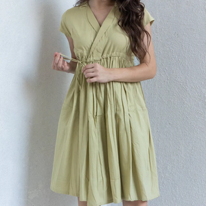 MAJESTY Kart ชุดเดรสมิดิยาวคอสีเขียวสำหรับผู้หญิง, ชุดเดรสคลุมเข่าเอวเข้ารูปและระบายอากาศพิมพ์ลายดิจิตอล - Product Image 1