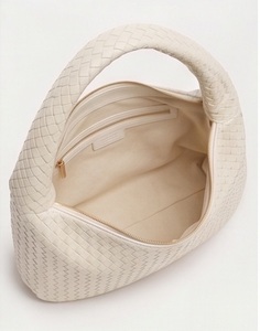 Bolso de Hombro de Lujo Personalizado para Mujer, Estilo Inglés, de Cuero Genuino Trenzado, Tipo Hobo, con Cierre de Cremallera y Cadenas, Venta al por Mayor - Product Image 5