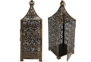 Farol de hierro estilo marroquí con paneles de vidrio morado y recortes florales para decoración del hogar - Product Image 6