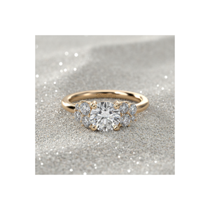 Anillo de Compromiso con Diamante Creado en Laboratorio, Corte Redondo, Piedra Central con Racimo de Piedras Laterales, Fábrica de Joyería OEM ODM - Product Image 1