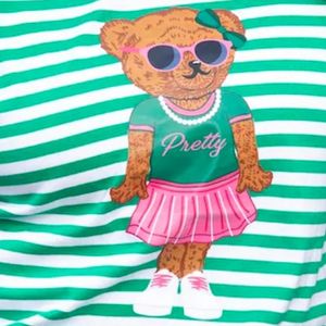 Camiseta gráfica a rayas verdes y blancas AKA para mujer, camiseta con estampado de oso, algodón de primera calidad, informal, elegante, para uso diario - Product Image 3