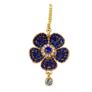 Elegante Maang Tikka con Flores de Pedrería, Piedra Central Verde y Cristal Colgante para Accesorio de Pelo de Boda - Product Image 3