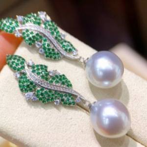 ต่างหูห้อยประดับมุกชาทองทรงโคลเวอร์ ขนาด 11-12 มม. ตัวเรือนเงินแท้ 925 ดีไซน์แฟชั่น ผิวมันวาว โปร่งแสงเล็กน้อย - Product Image 3