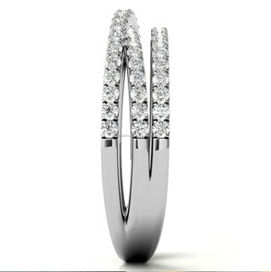 Anillo de compromiso de moissanita con corte brillante redondo y banda de boda de eternidad cruzada de tres hileras con pavé, con banda a juego para ella - Product Image 5