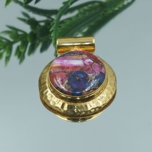 Pendentif artisanal martelé en argent avec turquoise rose coquillage, forme ronde, bijoux bohèmes, incrustation de pierres précieuses naturelles, cadeau ethnique tendance pour femme - Product Image 3