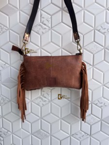 Bolso de mano de piel de vaca al por mayor con diseño único, grabado y flecos, elegante, color marrón, bandolera - Product Image 4