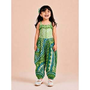 Mono de algodón para niñas, color verde lima, sin mangas, con volantes estampados en toda la prenda - Product Image 1