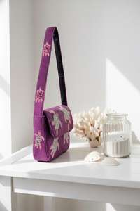 Sac à main rectangulaire violet fait main avec broderie de tortue, artisanat textile - Product Image 1