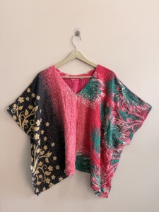 Poncho surdimensionné fait main en tissu Kantha tie-dye pour femmes, style vintage et recyclé - Product Image 6