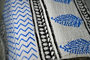 ผ้าห่มผ้าฝ้ายออร์แกนิกพิมพ์ลายบล็อกสไตล์โมเดิร์นทำมือ สำหรับเตียง โซฟา ตกแต่งห้องนั่งเล่น เป็นมิตรกับสิ่งแวดล้อม ใช้ได้ทุกฤดู ของตกแต่งบ้าน - Product Image 3