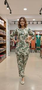 Ensemble Kurti et pantalon en coton à motifs floraux tendance – Tenue confortable pour tous les jours, grandes tailles - Product Image 3