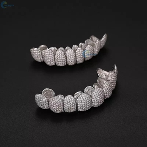 Grillz Hip Hop personnalisés entièrement sertis de diamants, 8 dents supérieures et 8 dents inférieures, en or blanc 10K avec diamants de laboratoire, style célébrité - Product Image 2