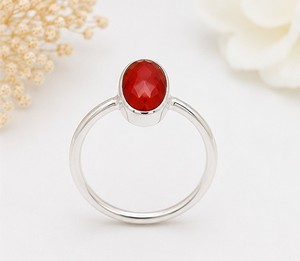 Bague en argent sterling avec onyx rouge, bague ovale avec pierre précieuse rouge, bague en argent 925 faite à la main, bijou minimaliste, cadeau pour elle - Product Image 1