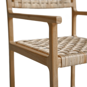 La chaise de salle à manger Othonoi a un cadre en teck et un siège en rotin tressé, couleur bois naturel, pour une utilisation en intérieur. - Product Image 5