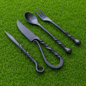 Ensemble de couverts vikings médiévaux nordiques en acier inoxydable, fabriqués à la main, pour événements historiques et cuisines rustiques - Product Image 3
