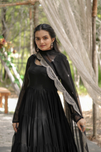 Robe de soirée longue en satin noir, coupe trapèze, transparente, brodée, à manches longues, plissée, pour occasions formelles - Product Image 2
