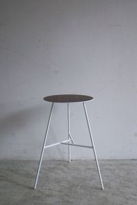 Taburete Metálico de Lujo con Asiento Acolchado y Base de Hierro Resistente, Mueble Moderno para Barra o Mostrador - Product Image 3