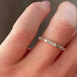 Bagues de mariage en or massif 14K 18K avec diamants multi-tailles, sertissage alterné rond et baguette, demi-éternité empilable, vente en gros - Product Image 3