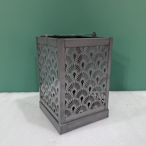 Portavelas Decorativo de Hierro de Diseño Artesanal con Acabado Gris para Decoración del Hogar - Product Image 1
