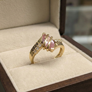 Bague de classement classique personnalisée gravée pour femme, en laiton plaqué argent et or, pour cérémonie de remise des diplômes universitaires et commémoration - Product Image 5