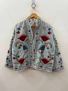 Chaqueta de terciopelo gris Suzani bordada a mano personalizada para mujer, abrigo corto floral reversible, venta al por mayor, chaqueta étnica estilo boho. - Product Image 2