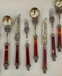 Ensemble de couverts vintage en argent avec manche en résine agate rouge cornaline, gravure filigrane et virole, comprenant couteau de table, fourchette et cuillère - Product Image 1