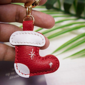 Porte-clés festifs en cuir en forme de chaussette de Noël avec broderie flocon de neige et fermoirs dorés pour offrir en cadeau lors des fêtes - Product Image 5