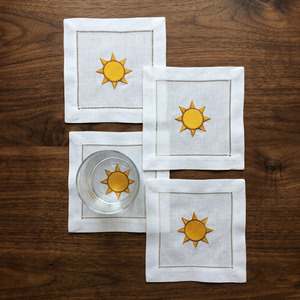 Serviette de cocktail carrée jaune soleil brodée sur mesure en gros, toutes tailles, durable, réutilisable, avec ourlet festonné, 100% lin, pour la maison et l'avion - Product Image 1