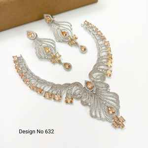 Ensemble de bijoux de mariage classique de luxe en strass blancs, collier et boucles d'oreilles plaqués argent pour les mariées - Product Image 1