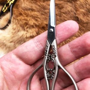 Tijeras Vintage de Lujo de Antique Creations - Hechas a Mano con Hojas de Acero Inoxidable, Diseño Grabado, Afiladas para Sastrería, Bordado, Regalo - Product Image 1