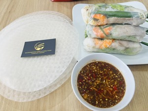 แผ่นแป้งข้าวเหนียวเมกงพรีเมียม - นุ่ม ยืดหยุ่น เหมาะสำหรับทำปอเปี๊ยะสดและปอเปี๊ยะทอด อายุการเก็บรักษา 24 เดือน - Product Image 1