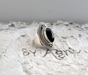 แหวนพลอยออนิกซ์สีดำธรรมชาติ เงินแท้ 925 แหวนทำมือ แหวนพลอยสำหรับทุกเพศ เครื่องประดับโดดเด่น - Product Image 1