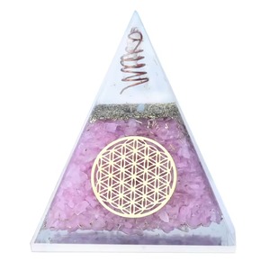 Pyramide en quartz rose, orgonite, cristal, décoration d'intérieur, incrustée d'éléments en or et en cuivre, décoration en éclats de pierres précieuses naturelles - Product Image 1