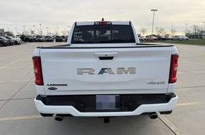 RAM 1500 Laramie Turbo Deluxe Premium con Navegación y Tracción en las Cuatro Ruedas, Asientos de Cuero, Techo Corredizo, Cámara Trasera de 360° - Product Image 2