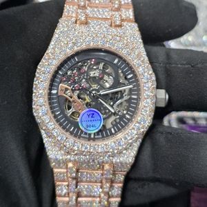 Montre personnalisée squelette blanche entièrement sertie de diamants moissanite ronds, style hip-hop classique, luxueuse et élégante pour homme, idéale comme cadeau - Product Image 1