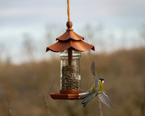 Comedero tradicional de metal para pájaros con techo de pagoda para semillas de pinzones, decoración de jardín al aire libre, decoración del hogar, observación de aves en el patio trasero. - Product Image 3