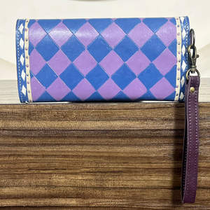 กระเป๋าสตางค์หนังแท้สไตล์ตะวันตกสำหรับผู้หญิง ลายตารางสีม่วงและขาว ตกแต่งด้วยมือ พร้อมสายคล้องข้อมือแบบถอดได้ - Product Image 5
